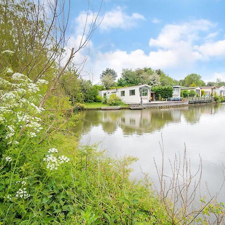 Fantastic Villa In Ooltgensplaat With Jetty Extérieur photo