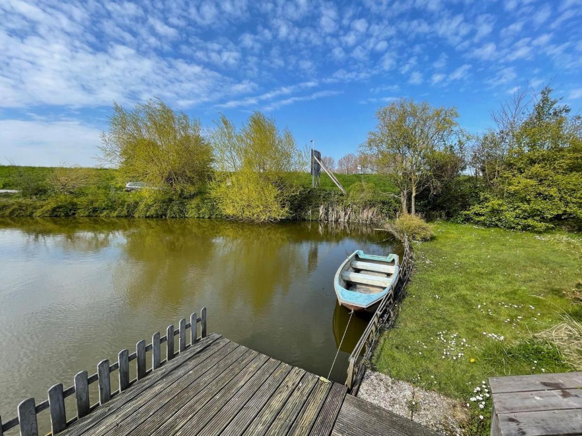 Fantastic Villa In Ooltgensplaat With Jetty Extérieur photo